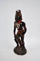 Lote 108 - Estatueta de madeira exótica, figura masculina africana, com aplicações de missangas com 39 cm de altura, Nota: usado