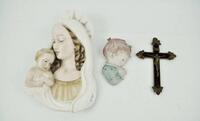 Lote 120 - Lote de placa de pendurar com figura de menino a rezar, com 16 cm de altura, crucifixo de latão e veludo vermelho com 18x13 cm e placa de pendurar de baixo relevo, Nossa Senhora e o Menino Jesus com 30x20 cm, NOTA: usado