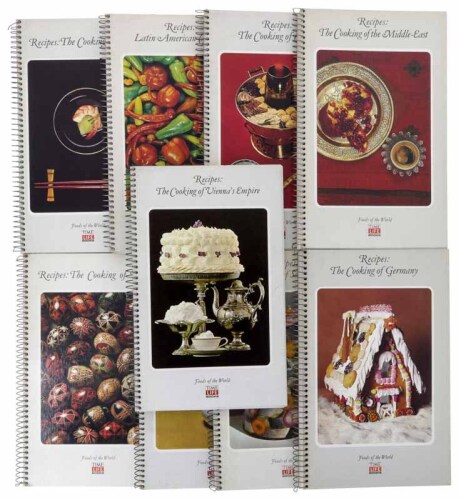 Lote 38 - COLEÇÃO FOODS OF THE WORLD, LIVROS - 9 vols. Recipes: The Cooking of "Provincial France", "Rússia", "China", entre outros conforme fotografia. Editora: Time Life Books. Dim: 23x15 cm. Encadernação em argolas. Nota: sinais de manuseamento