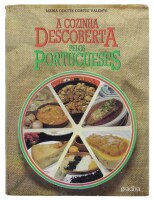 Lote 128 - A COZINHA DESCOBERTA PELOS PORTUGUESES, LIVRO - Maria Odette Cortes Valente. Editora: Gradiva, Lisboa, 1989. Dim: 29x22 cm. Encadernação cartonada com sobrecapa. Nota: sinais de manuseamento e armazenamento, manchas e desgastes