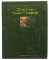 Lote 156 - QUINTAS DO VINHO VERDE, LIVRO - Por José Estêvão, fotografia de João Paulo Sotto-Mayor. Exemplar encontra-se à venda por € 49. Editora: Lello & Irmão, Porto, 1995. Edição Banco Espírito Santo. Dim: 31x24 cm. Encadernação cartonada em tela com s