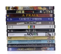 Lote 21 - CONJUNTO DE DVDS ORIGINAIS DE FILMES - Composto por 12 dvds de cinefilia diversa entre os quais se destacam: "Seven", "Manobras na Casa Branca", "A Praia", "Gato preto Gato branco", “Os Noves", entre outros. Nota: alguns filmes galardoados. Não 