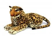 Lote 47 - LEOPARDO DE PELUCHE - Figura de leopardo deitado, com patas dianteiras para a frente, tons castanhos e bege. Dim: 65 cm de comprimento. Nota: sinais de uso