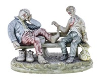 Lote 54 - FIGURA EM CERÂMICA - Representação policromada de homens sentados num banco. Dim: 14,5x21x13 cm (aprox.). Nota: falhas e defeitos, costas do banco partidas