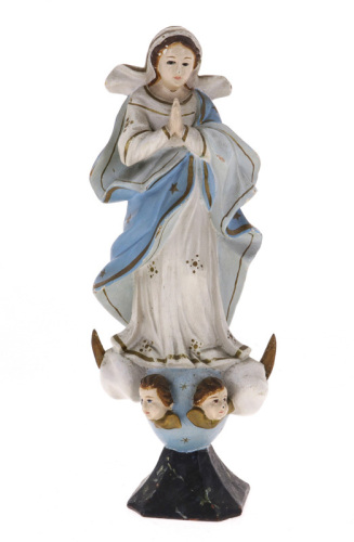 Lote 66 - FIGURA DE NOSSA SENHORA DA CONCEIÇÃO - Em madeira policromada. Dim: 29x12x7,5 cm. Nota: sinais de manuseamento. Falhas e defeitos, destacamento da policromia e cabeça com estalados acentuados