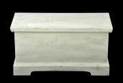 Lote 73 - ARCA EM PINHO - Pintada de branco com pés recortados. Interior em cor natural da madeira. Dim: 31x60x29 cm. Nota: sinais de uso