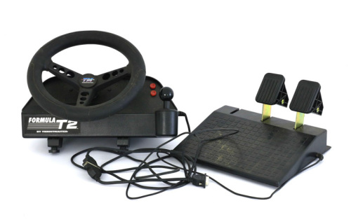 Lote 143 - FORMULA T2 BY THRUSTMASTER - Conjunto de volante e pedais para jogos de computador de corridas de carros. Dim: 25x35x20 cm (volante) e 16x27x25 cm (pedais). Nota: sinais de uso, a funcionar. Não testado