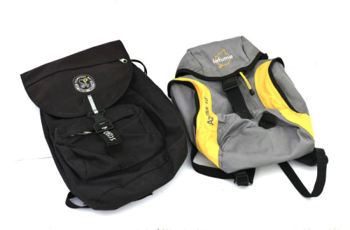 Lote 187 - MOCHILAS EM TELA IMPERMEÁVEL - Conjunto de 2 mochilas, uma marca Scorpion Bay em cor preta e outra marca Lafuma, em cor cinzento e amarelo. Dim: 50x30x12 cm (preta). Nota: sinais de uso