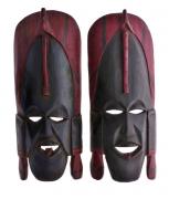 Lote 193 - MÁSCARAS AFRICANAS - Par de máscaras em madeira entalhada e vazada. Dim: 48x19,5x6 cm. Nota: ligeiros sinais de armazenamento