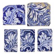 Lote 16 - CONJUNTO DE AZULEJOS, SÉC. XVIII - Composto por 5 unidades. Decoração vegetalista em azul e branco. Dim: 14X14 cm. (maior) Nota: falhas e defeitos