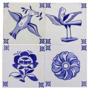 Lote 21 - CONJUNTO DE AZULEJOS - Composto por 4 azulejos de figura avulsa, em azul, com motivos de pássaros e flores. Dim: 14x14 cm. Nota: esbeiçadelas, falhas e defeitos. Algumas unidades com sinais de uso