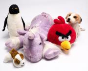 Lote 74 - BONECOS DE PELUCHE - Conjunto de cinco bonecos de peluche composto por unicórnio, dois cachorros, pinguin e "angry bird". Sinais de uso. Dim: 50 cm (largura do unicórnio)