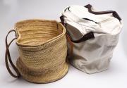 Lote 104 - SACOS EM COURO E PALHINHA - Conjunto composto por saco em couro branco com alças castanhas e saco em palhinha com alças em couro. Sinais de armazenamento. Dim: 47 cm (largura do saco em palhinha)