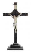 Lote 1 - CRUCIFIXO - Imagem de Cristo em chumbo policromado e Cruz de madeira. Dim: 34x18,5x7,5 cm. Nota: mau estado. Oxidação e destacamento da policromia. Vestígios de xilófagos