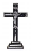 Lote 126 - CRUCIFIXO - Imagem de Cristo e aplicações em metal e Cruz em madeira com espelhos. Dim: 28,5x15,5x5 cm (aprox.). Nota: mau estado. Oxidação e vestígios de xilófagos