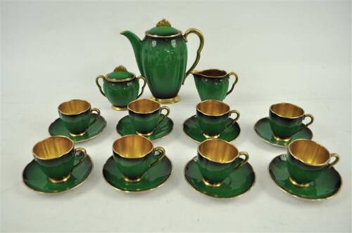 Lote 49 - Serviço de café para 8 pessoas de porcelana inglesa "Carlton Ware - Bert Royale" Handpainted, com decoração em tons de verde e dourado, composto por cafeteira, açucareiro, leiteira, 8 chávenas e 8 pires, chávenas com interior dourado