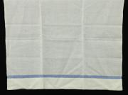 Lote 11 - PANO DE MESA EM LINHO COM BORDADO - Pano de mesa em tecido de linho fino, com bordado à mão em ajour e friso azul a ponto cruz. Dim: 69x113 cm. Nota: sem uso