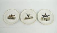 Lote 100 - Lote de 3 pratos em porcelana Vista Alegre antigos, motivo cavalos, com friso dourado no bordo, com 9 cm de diâmetro