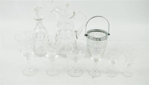 Lote 109 - Lote de 53 peças de meio cristal composto por parte de serviço de copos de pé sendo 9 de água com 19 cm, 9 taças com 14 cm, copo de vinho tinto com 17 cm, copo de vinho branco com 15 cm, copo de vinho do Porto com 13 cm, copo de licor com 11 c