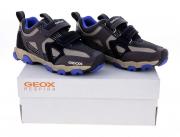 Lote 23 - GEOX RESPIRA, TÉNIS DE CRIANÇA - Italian Patent, originais, modelo de rapaz, em pele castanha, bege, preto e azul, a apertar com velcro. Tamanho 32. Sapatos similares à venda por € 75. Nota: como Novo, sem uso, em caixa de origem. Consultar valor indicativo em https://www.shopgeox.com/Shop/8830/Junior-Boys-JR-NEW-SAVAGE-BOY-B-A-NAVY-ROYAL