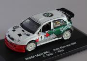 Lote 10 - IXO/ALTAYA, SKODA FABIA WRC - Miniatura à escala 1:43, metal branco, com diversas publicidades, em caixa acrílica. “Rally Shalymar” de 2007. Carro nº 1, Carlos Sainz, L. Moya. Número especial e RARO, coleção “Paixão pelo Rally”. Nota: como novo,