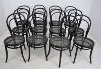 Lote 205 - Lote de 12 cadeiras Thonet, lacadas a preto, assento em palhinha, com 93x42 cm NOTA: apresenta falhas e defeitos