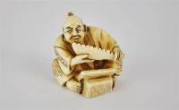 Lote 291 - Netsuke em marfim antigo, com figura, com 4 cm de comprimento