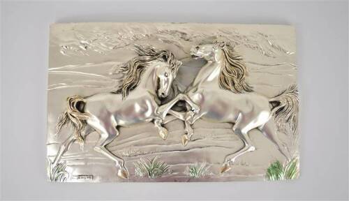 Lote 312 - Placa em relevo revestida a prata laminada, motivo "Cavalos", com 28x44 cm (com pequenas falhas no revestimento) - SEM MOLDURA