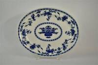 Lote 319 - Travessa oval em porcelana Inglesa da Fábrica Minton (1881), modelo Delft, com motivos florais em azul, com 40x51 cm (restaurada)