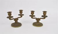 Lote 346 - Candelabros duplos de bronze, antigos (anos 50) , com 14x17 cm, Nota: usado