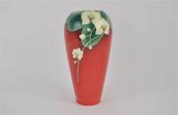 Lote 365 - Jarra de porcelana, Franz, Arte Nova, em tons de vermelho e verde, com decoração de flores, com 30 cm de altura, Nota: apresenta racha