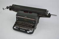 Lote 413 - Máquina de escrever antiga, Anos 40, marca HALDA (Made in Sweden), nº de série D 52-32087, de carro grande (50 cm úteis), teclado HCESAR, com volumetria aproximada de 23x79x40 cm, a funcionar, com sinais de uso, mas em bom estado de conservação