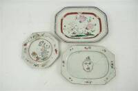 Lote 471 - Lote de 3 peças em porcelana companhia das Indias, composto por prato octogonal com decoração oriental policromada com 22 cm de diâmetro, travessa octogonal, policromada com decoração de dragões e flores com 21x29 cm e travessa octogonal com de