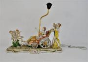 Lote 662 - Charrete em formato candeeiro anos 70, com ligação eléctrica, pintado à mão em porcelana alemã Dresden, ricamente trabalhado em policromia com diversas figuras femininas e angelicais com 50x50cm