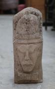 Lote 5 - CARRANCA, SÉC.XX - Representação de Fernando Pessoa em pedra de Ançã. Dim: 39x14,5x12 cm. Nota: lacuna junto à base