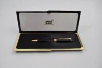 Lote 494 - Caneta MONTBLANC, modelo Meisterstuck Black, sistema Ballpoint Pen Model MB-164, preta com anel e clip em dourado, a funcionar, com sinais de uso