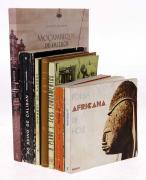 Lote 151 - CONJUNTO DE LIVROS SOBRE ÁFRICA - Composto por 7 vols. de diversos títulos, autores e editoras, tais como: "Moçambique De Outros Tempos"; "Sangue No Capim"; "O Plano E Seus Fundamentos"; "Poesia De Combate", Frelimo; "No Reino De Caliban, Antologia De Poesia De Angola E São Tomé"; "Ficção Africana De Hoje"; e "Ficção Africana De Hoje". Dim: 31x23,5 cm (maior). Encadernações cartonadas e de capa de brochura. Nota: falhas e defeitos