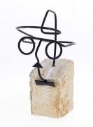 Lote 3 - VITOR HORTA - Original - Escultura em pedra e metal, assinada no verso, motivo "Fernando Pessoa", com 18x7x13 cm. Obra deste autor foi vendida por € 330 na Oportunity Leilões