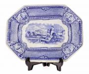 Lote 13 - SACAVÉM, TRAVESSA - Em faiança. Decoração Minerva a azul. Travessa da mesma época e decoração à venda por € 220. Marcada na base a carimbo, correspondente ao período de 1870-1880. Dim: 28,5x22 cm. Nota: sinais de uso. Falhas e defeitos, apresenta dois cabelos. Manchas. Consultar valor indicativo em https://www.olx.pt/anuncio/rara-travessa-oitavada-rf-sacavm-minerva-perodo-1870-1880-IDASiO1.html