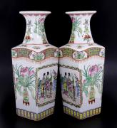 Lote 21 - PAR DE JARRAS EM PORCELANA CHINESA - Decoração policromada com figuras e flores. Marcadas na base a carimbo. Dim: 36x11,5x11,5 cm. Nota: em bom estado