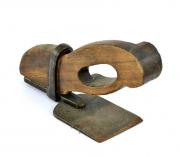 Lote 2 - ENXÓ DE CARPINTEIRO ANTIGO - Cabo em madeira de azinho e lâmina em aço temperado. Dim: 15x9x25 cm (aprox.). Nota: sinais de uso. Bom estado de conservação. Oxidação