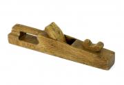 Lote 11 - GARLOPA ANTIGA DE CARPINTEIRO - Suporte em madeira. Dim: 17x7x51 cm (aprox.). Nota: sinais de uso. Falhas e defeitos. Vestígios de xilófagos. Sem lâmina