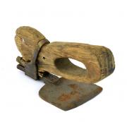 Lote 12 - ENXÓ DE CARPINTEIRO ANTIGO - Cabo em madeira e lâmina em ferro. Dim: 13x11x24,5 cm (aprox.). Nota: sinais de uso. Falhas e defeitos. Desgastes. Oxidação