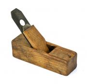 Lote 21 - PLAINA ANTIGA DE CARPINTEIRO - Suporte de madeira com lâmina em aço. Dim: 14x5,5x18,5 cm (aprox.). Nota: sinais de uso. Falhas e defeitos. Vestígios de xilófagos. Oxidação