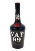 Lote 1 - GARRAFA VAT69 PORTA-CIGARROS - Em plástico simulando garrafa original da marca de whisky. Interior com múltiplos tubos para armazenamento de cigarros. Dim: 27x8,5 cm (aprox.). Nota: sinais de uso e desgastes