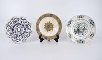 Lote 92 - Lote de 3 pratos de porcelana e faiança, sendo1 Vista Alegre com decoração de flores e dourados com 25 cm de diâmetro, prato em tons de azul e dourado, assinado Glória Mendes, pintado à mão com 24 cm de diâmetro e prato decoração geométrica em t