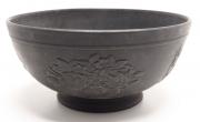 Lote 69 - TAÇA BLACK BASALT COM BÚZIOS - Taça em cerâmica Black Basalt, possivelmente inglesa, com decoração em relevo de búzios e motivos florais. Sinais de uso. Dim: 16 cm (diâmetro)