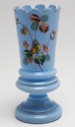 Lote 151 - JARRA EM VIDRO OPALINO - jarra em vidro opalino de cor azul pintada à mão com motivo floral policromado, de bordo recortado. Dimensão: 21x9ø cm. Apresenta intervenção de restauro mas com falha