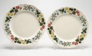 Lote 12 - PORCELANA INGLESA - Par de pratos em porcelana inglesa com decoração floral nas abas. Marcado Wedgwood, England. Dimensão: