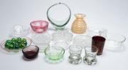 Lote 17 - VIDROS - Conjunto de dezanove peças em vidro, entre elas: aneleiras; jarra de altar; castiçais e 12 pequenas bolas (berlindes) multicolores. Dimensão: